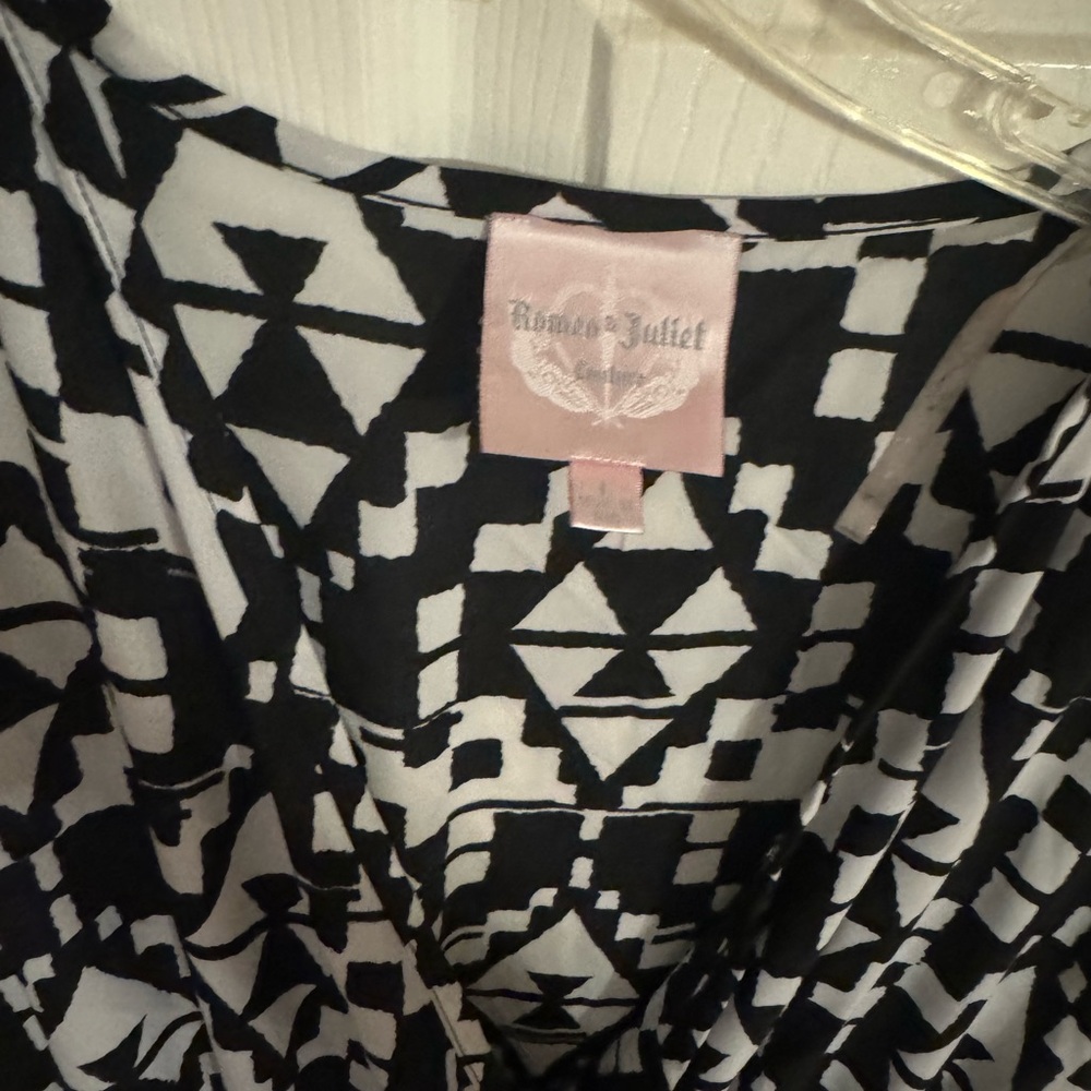 Black and white V cut jumper